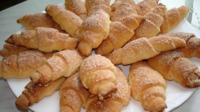 Рогалики из дрожжевого теста с замороженной вишней