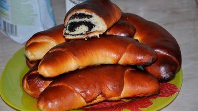 Классические рогалики из дрожжевого теста с маком