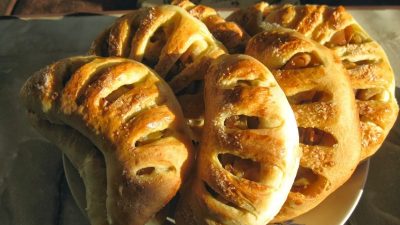 Рогалики на маргарине с яблоками и корицей
