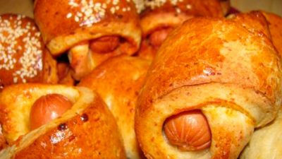 Дрожжевые рогалики с сосисками