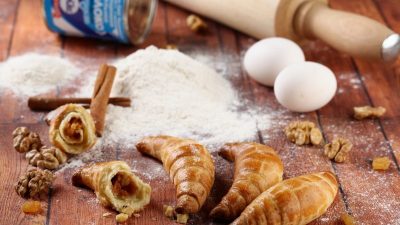 Дрожжевые рогалики на молоке с вареной сгущенкой