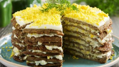 Торт из говяжьей печени с зеленью