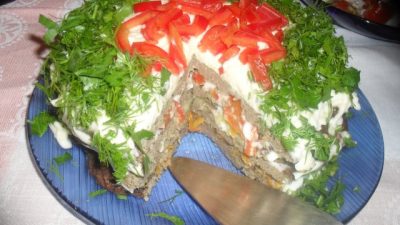 Торт из говяжьей печени с овощами и орехами