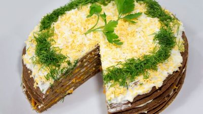 Торт из куриной печени с начинкой из моркови с зеленью