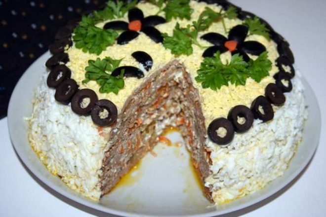 Печеночный торт со сметаной и зеленью