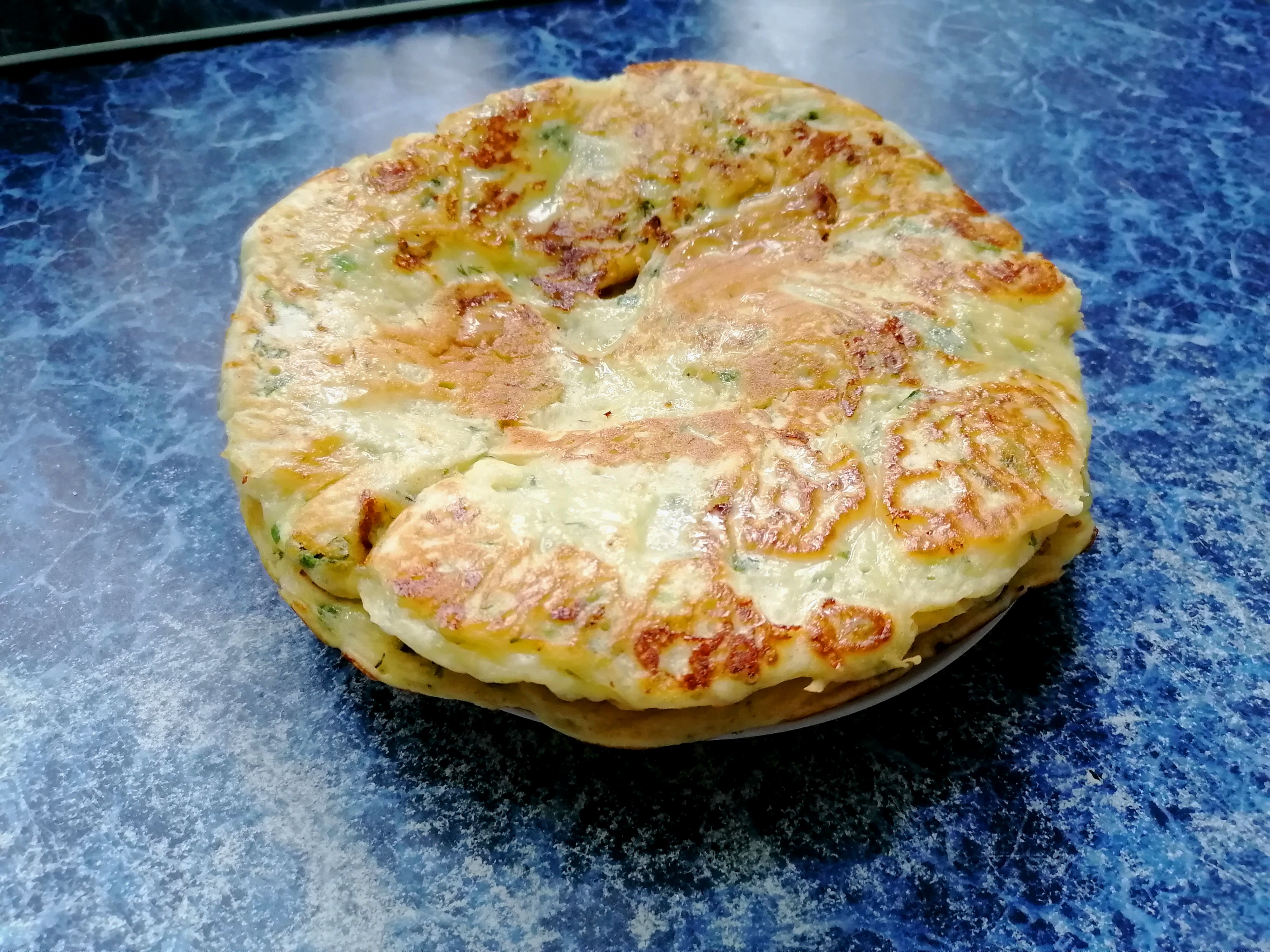 Лепешки на кефире на сковороде с сыром, зеленью и творогом рецепт с фото пошагово