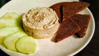 Форшмак со свеклой и солеными огурцами