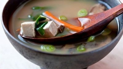 Мисо-суп со свининой и грибами