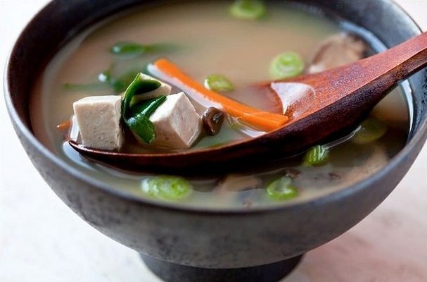 Мисо-суп со свининой и грибами