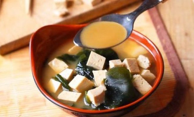 Простой мисо-суп с вакаме и тофу