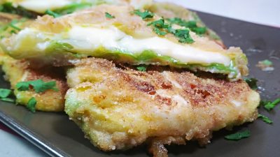 Конвертики из молодой капусты с сыром в панировочных сухарях