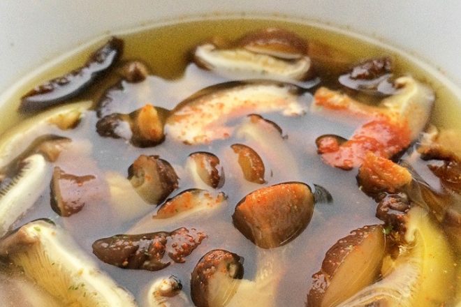 Мисо-суп с форелью и грибами шиитаке