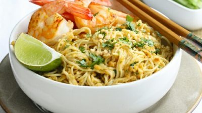 Мисо-суп с рисовой лапшой и китайской капустой