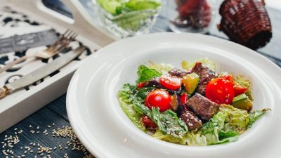 Теплый салат из мраморной говядины и овощей