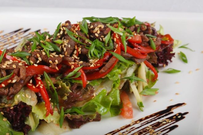 Тайский салат с жареным мясом