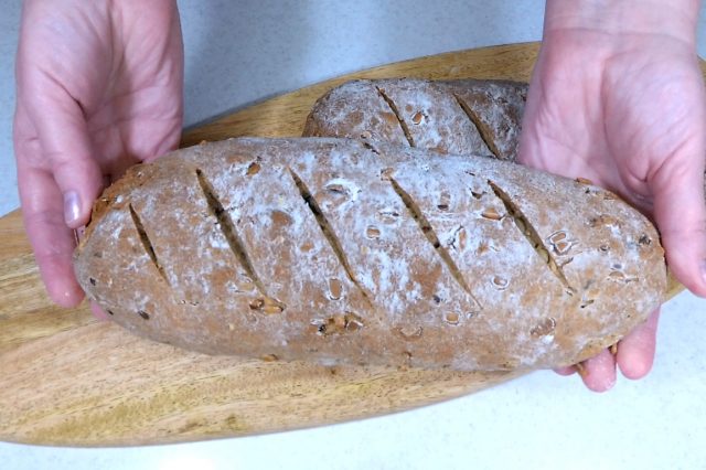 Хлеб из цельнозерновой муки с семечками в духовке