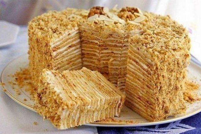 Медовый торт «Пизанская башня» со сметанным кремом