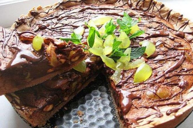 Шоколадно-ореховый торт с виноградом