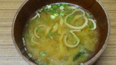 Мисо-суп с абураагэ и дайконом