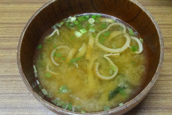 Мисо-суп с абураагэ и дайконом