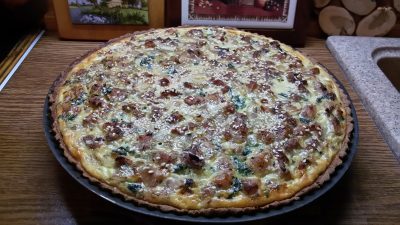 Киш с куриным филе, шпинатом и болгарским перцем