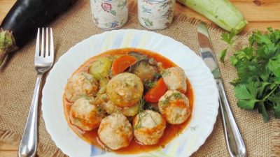 Фрикадельки из индейки с баклажанами и цукини