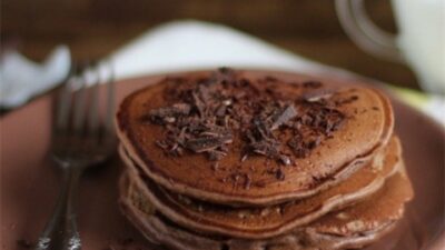 Шоколадные панкейки на молоке с корицей
