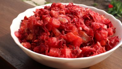 Тёплый овощной салат с квашеной капустой и фасолью в казане