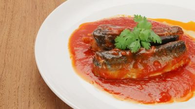 Мойва с овощами в томатном соусе на сковороде