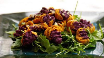 Свекольные ньокки с копченой грудинкой