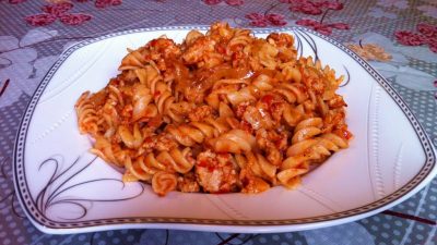 Макароны по-флотски с говяжьим фаршем в томатном соусе