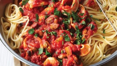 Макароны по-флотски с креветками и сыром