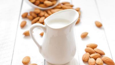 Домашнее молоко из миндаля и воды