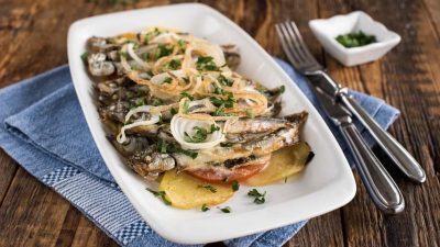 Мойва с луком и картошкой в духовке