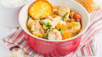 Тушеная камбала с овощами и зеленью