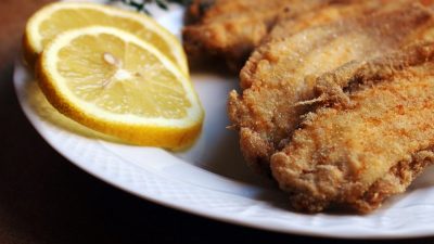 Жареная камбала с репчатым луком