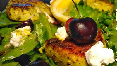 Салат с черешней, индейкой и брынзой