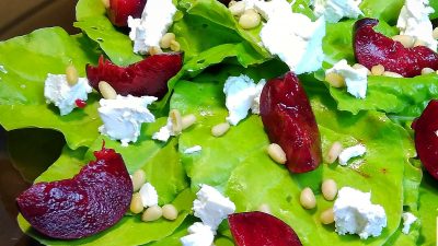 Салат со сливами, брынзой и кедровыми орешками
