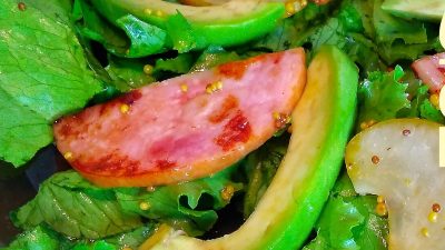 Салат с ветчиной, грушами и авокадо
