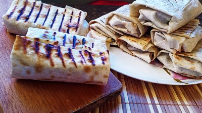 Шаверма с овощами, сыром и куриным мясом в лаваше