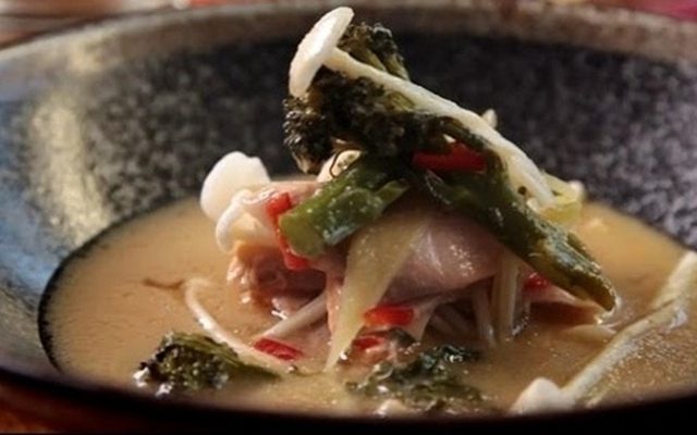 Мисо-суп с лососем и грибами эноки