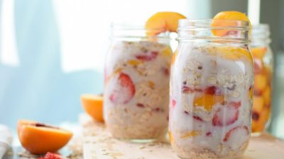 Овсянка с ягодами и миндалем в банке