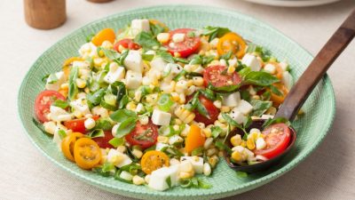 Салат из помидоров и кукурузы с моцареллой