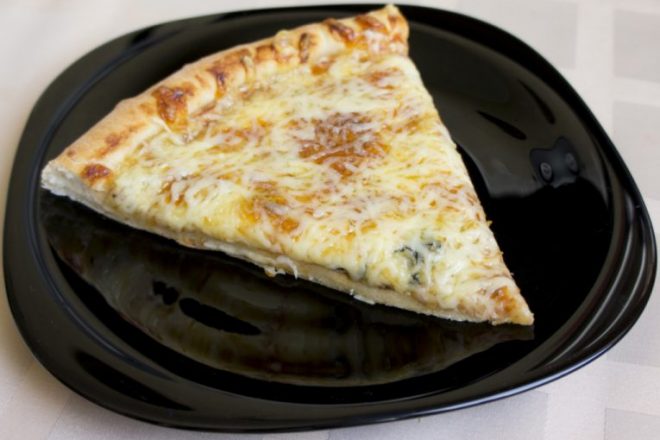 Пицца «Четыре сыра» из готового теста в мультиварке