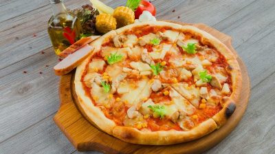 Гавайская пицца с курицей и ананасами в духовке