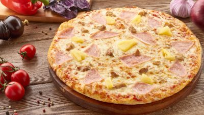 Пицца с курицей и ананасами на сковороде