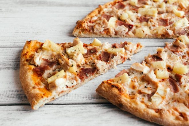 Румяная пицца с копченой курицей на скорую руку – пошаговый рецепт приготовления с фото