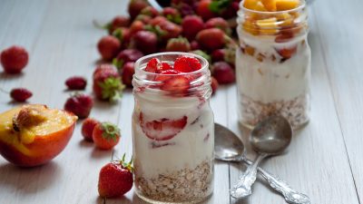 Ленивая овсянка с йогуртом и апельсиновым джемом