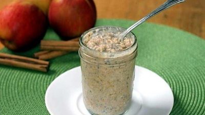 Ленивая овсянка с яблоком, изюмом и медом