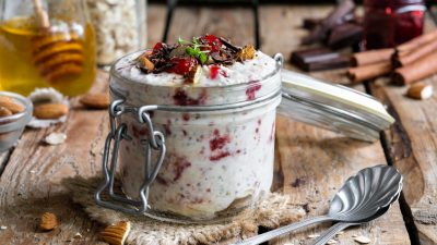 Ленивая овсянка с вишней и темным шоколадом